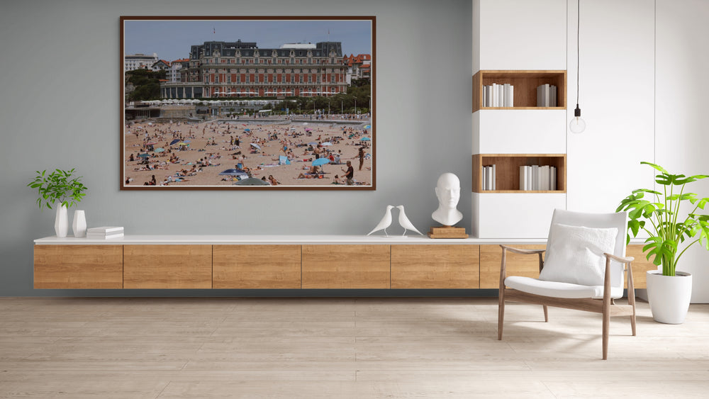 AT THE SHORE IN BIARRITZ