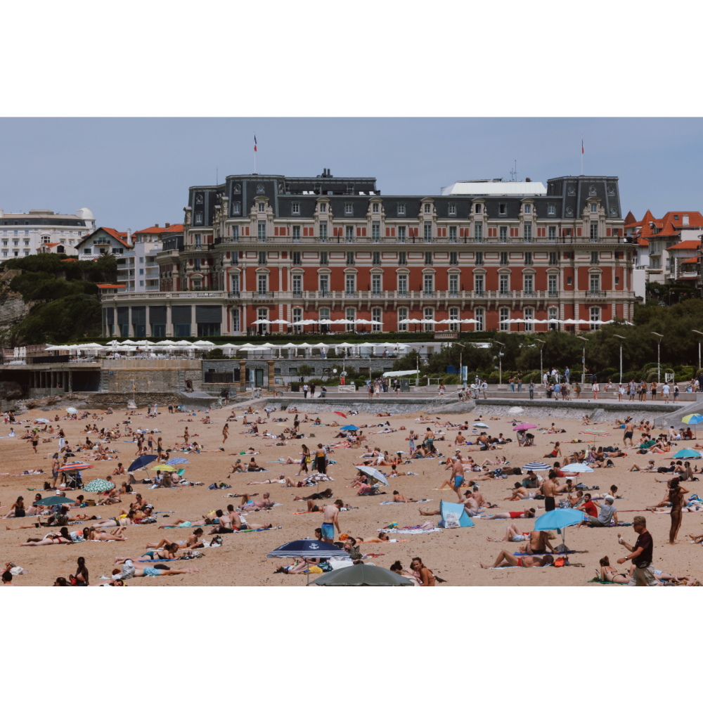 AT THE SHORE IN BIARRITZ